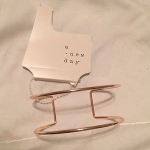 Gorgeous gold cuff 💫